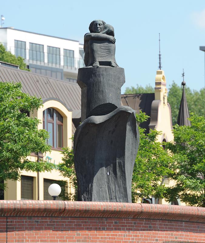 3535_4051 Denkmal Madonna der Seefahrt am St. Pauli Fischmarkt auf der Hochwasserschutzanlage. | St. Pauli Fischmarkt - Strassen + Plaetze in Hamburg Altona.